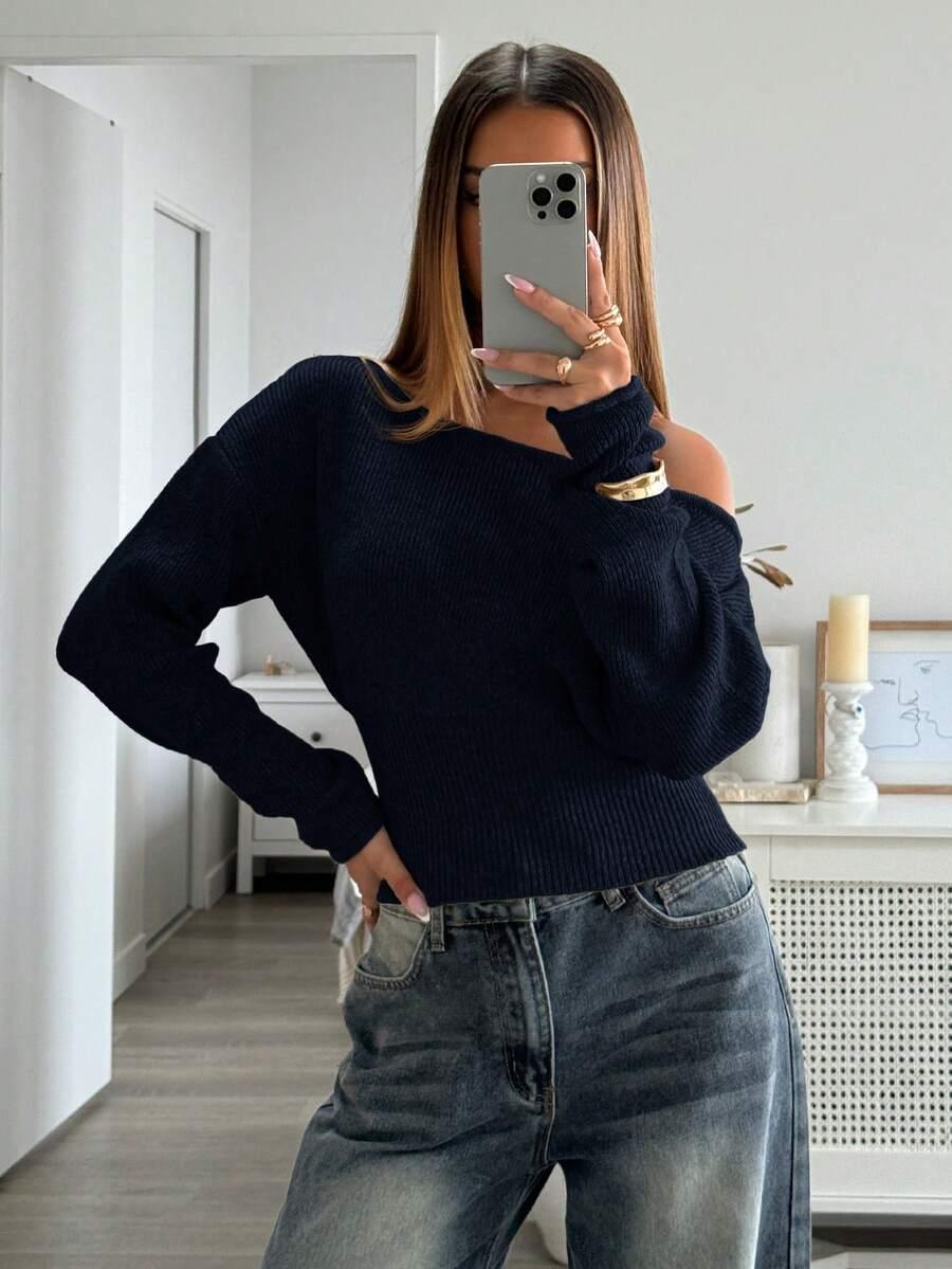 granatowy sweter asymetryczny dekolt 