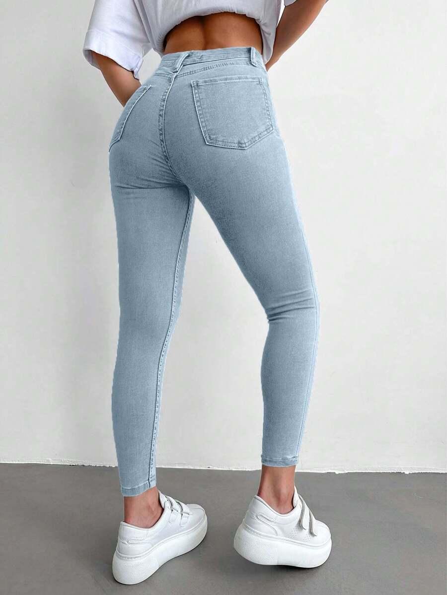niebieskie spodnie jeans