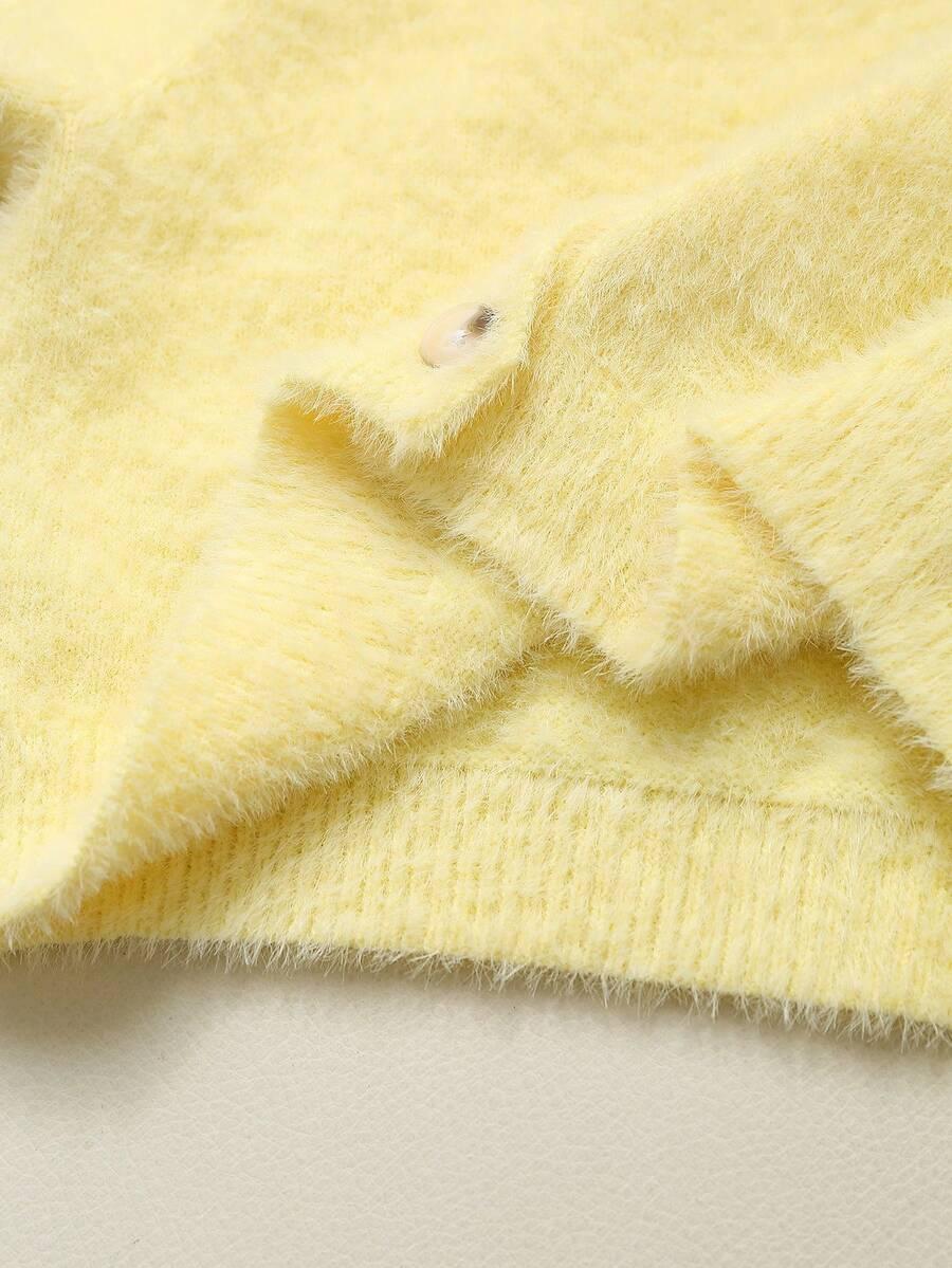 żółty sweter kardigan