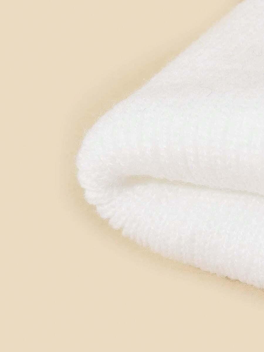 biała czapka beanie