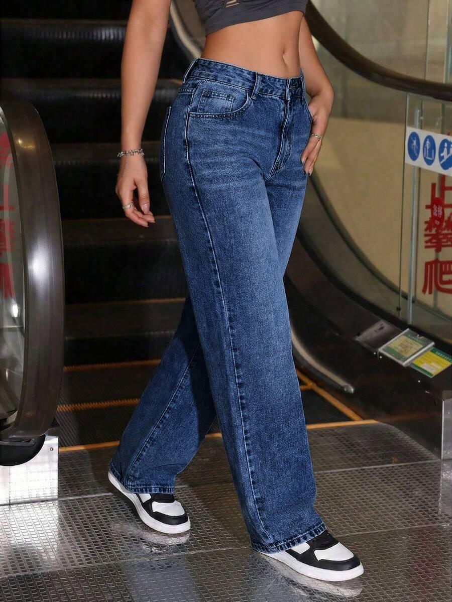 niebieskie spodnie jeans