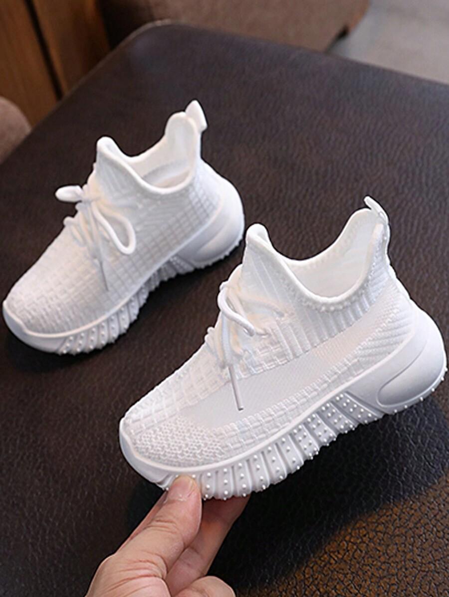 białe sportowe buty