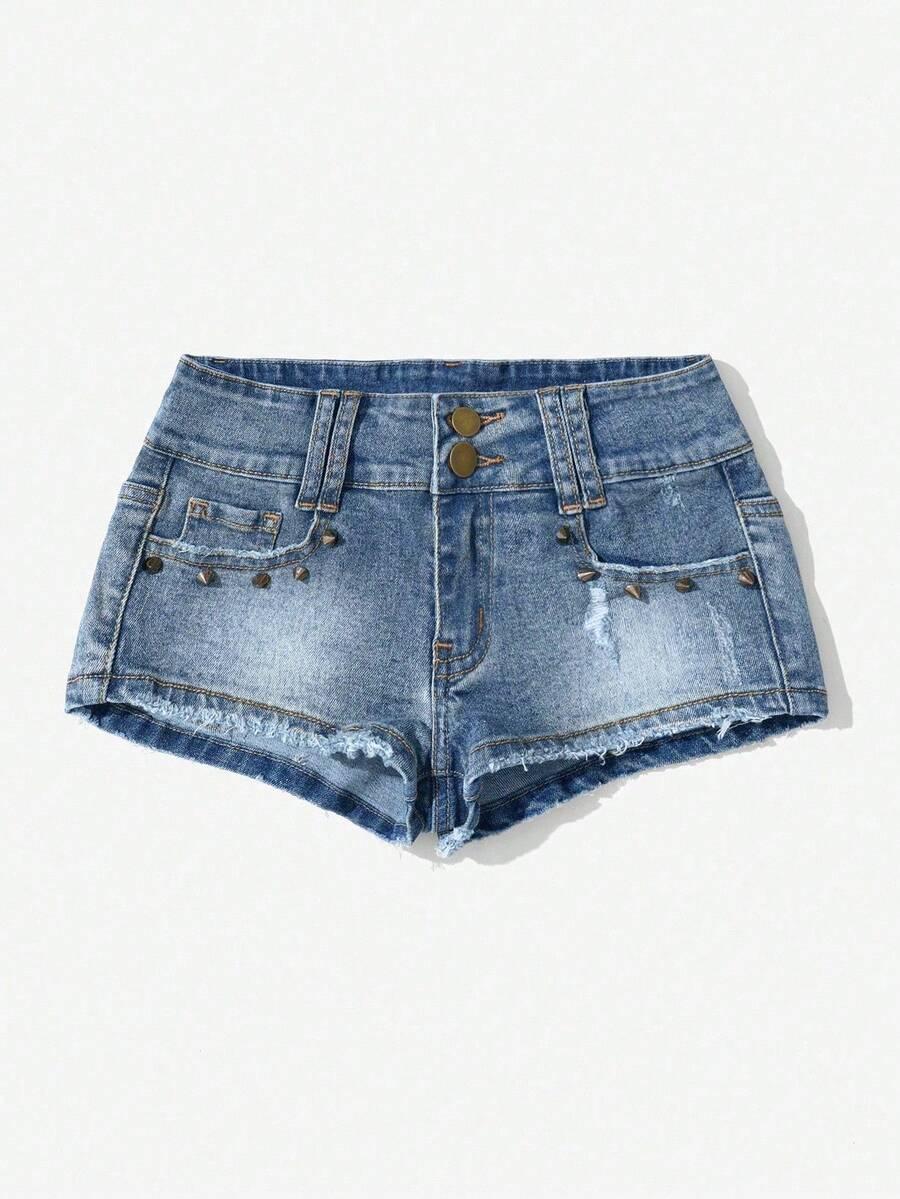 niebieskie krótkie spodenki jeans