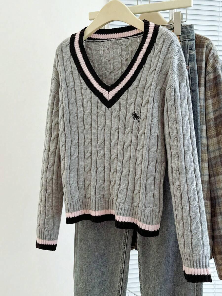 SWETER Z DEKOLTEM W SEREK