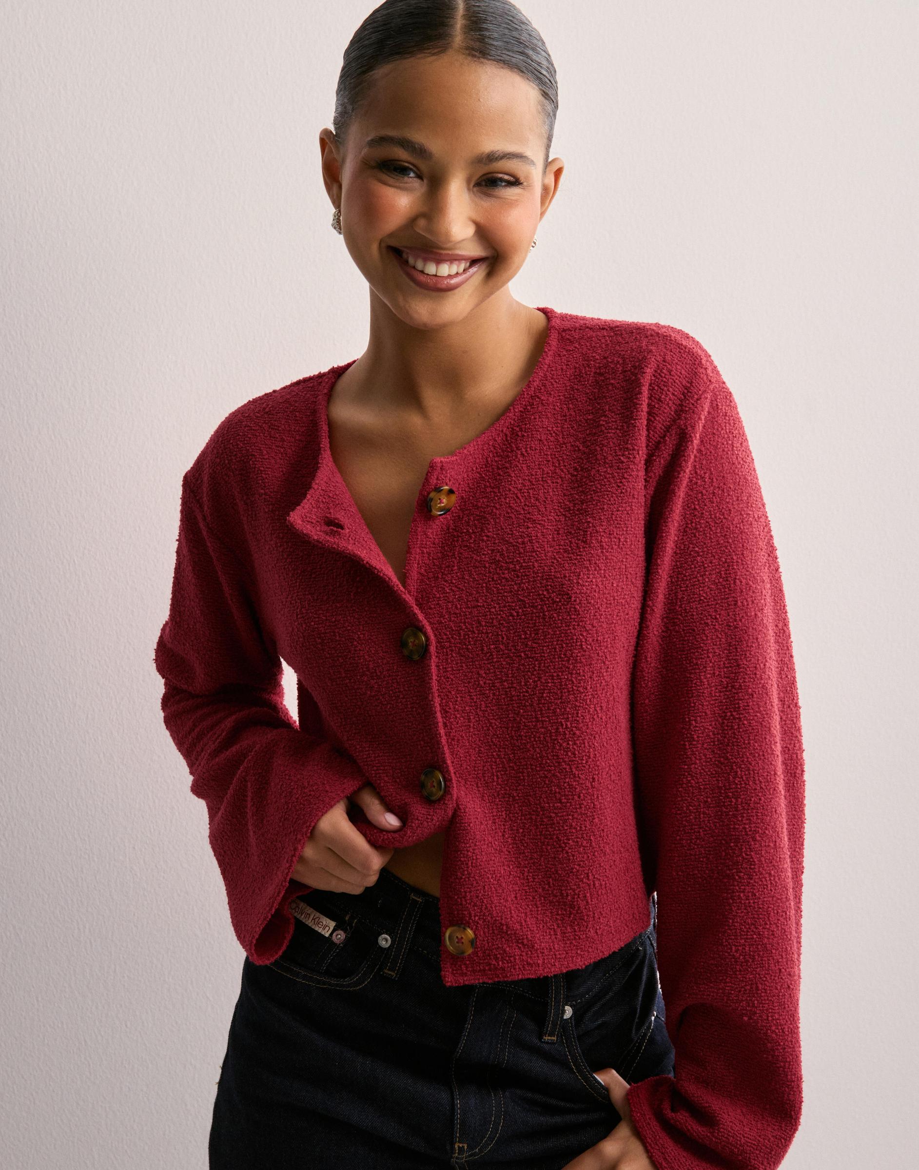 CZERWONY SWETER GUZIKI