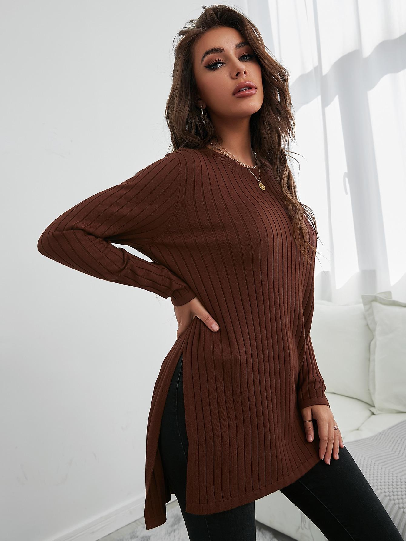 SWETER PRĄŻKOWANY Z ROZCIĘCIAMI 