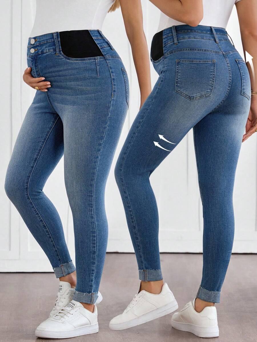 niebieskie spodnie jeans