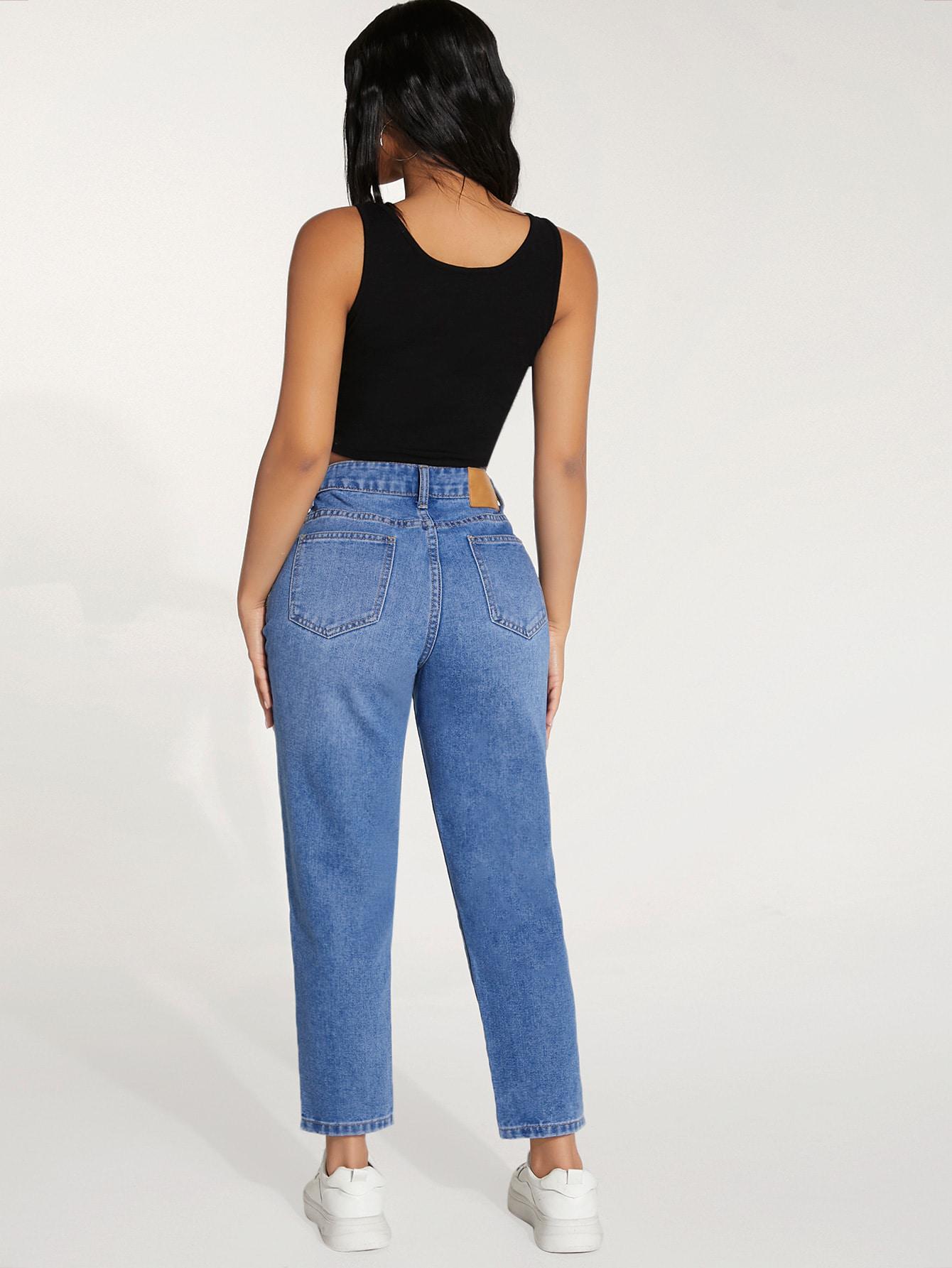 niebieskie spodnie jeans