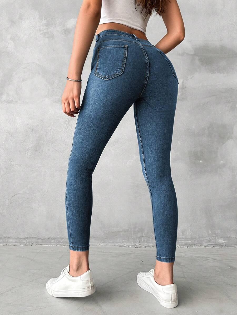 niebieskie spodnie jeans