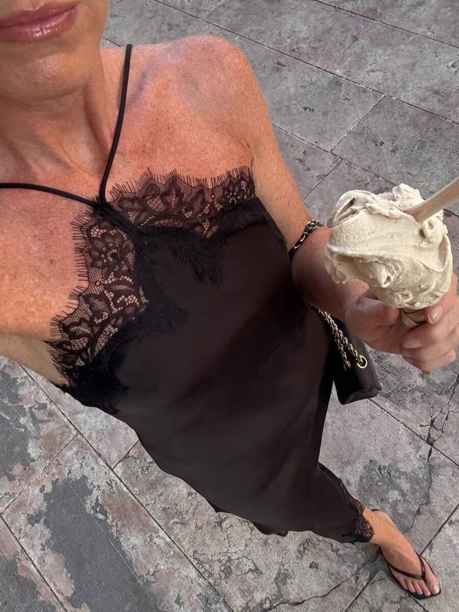 czarna satynowa sukienka