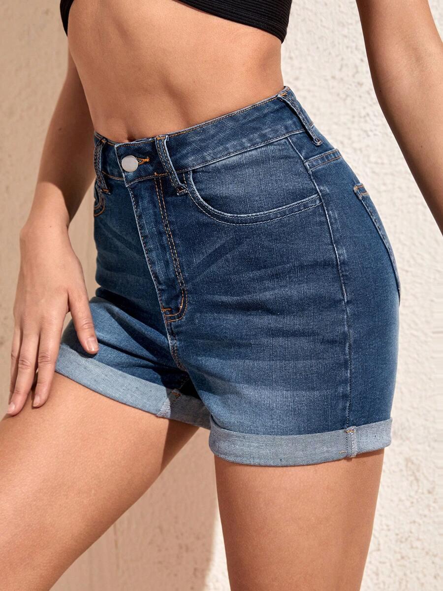 niebieskie spodenki jeans