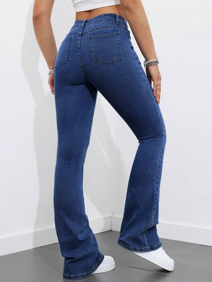 niebieskie spodnie jeans