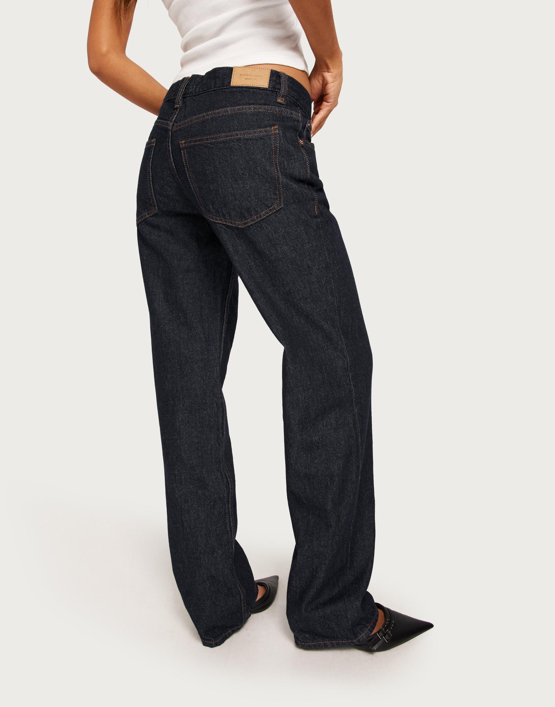 niebieskie spodnie jeans