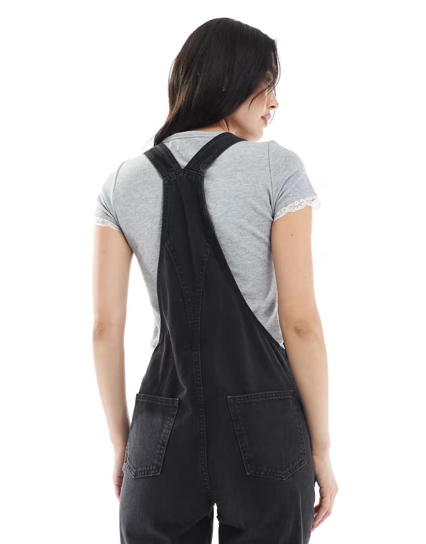 czarne spodnie jeans ogrodniczki