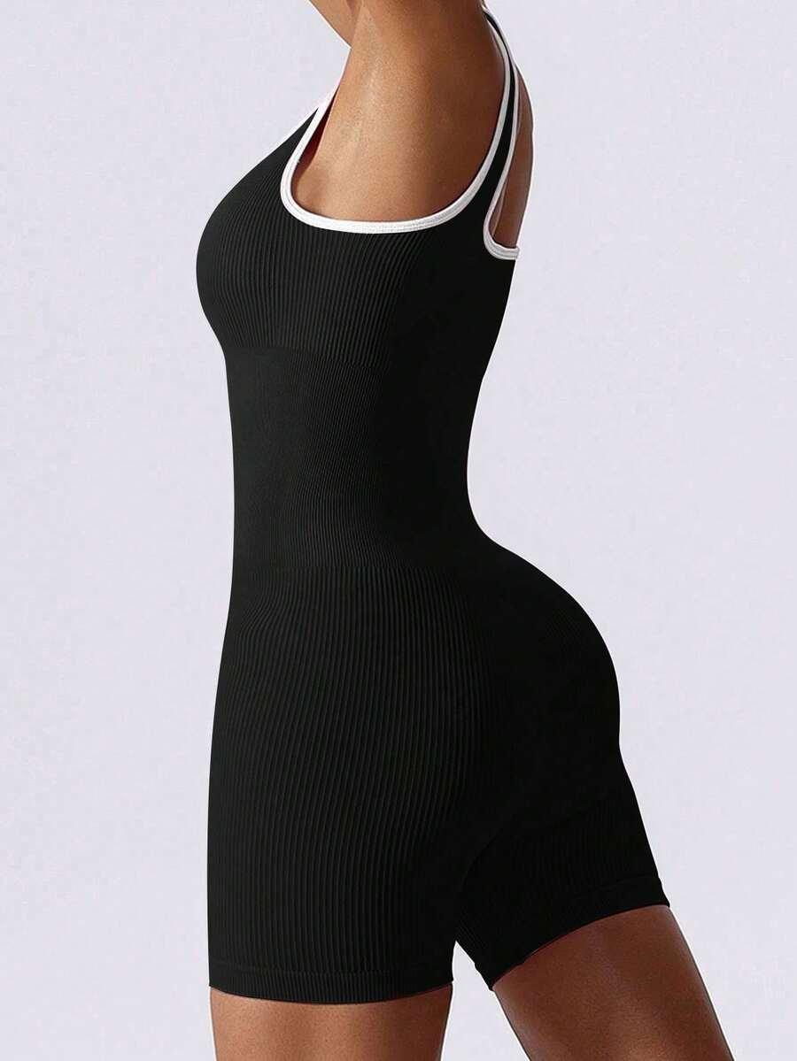 CZARNY KOMBINEZON NA RAMIĄCZKACH