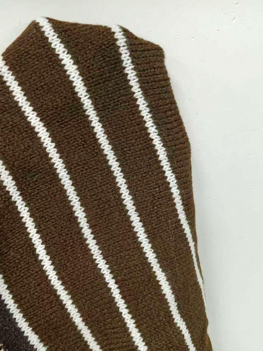 brązowy sweter w paski