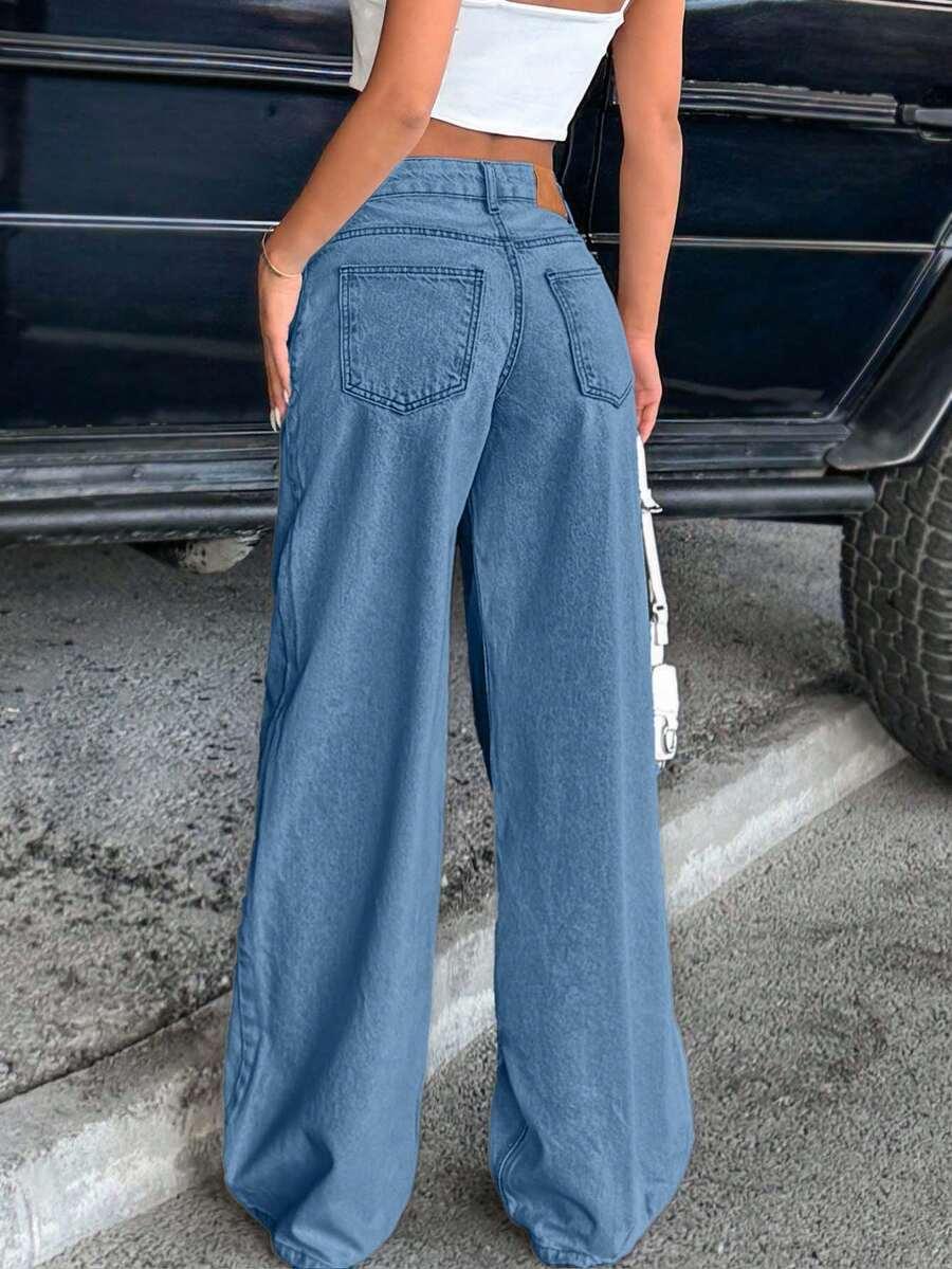 niebieskie spodnie jeans