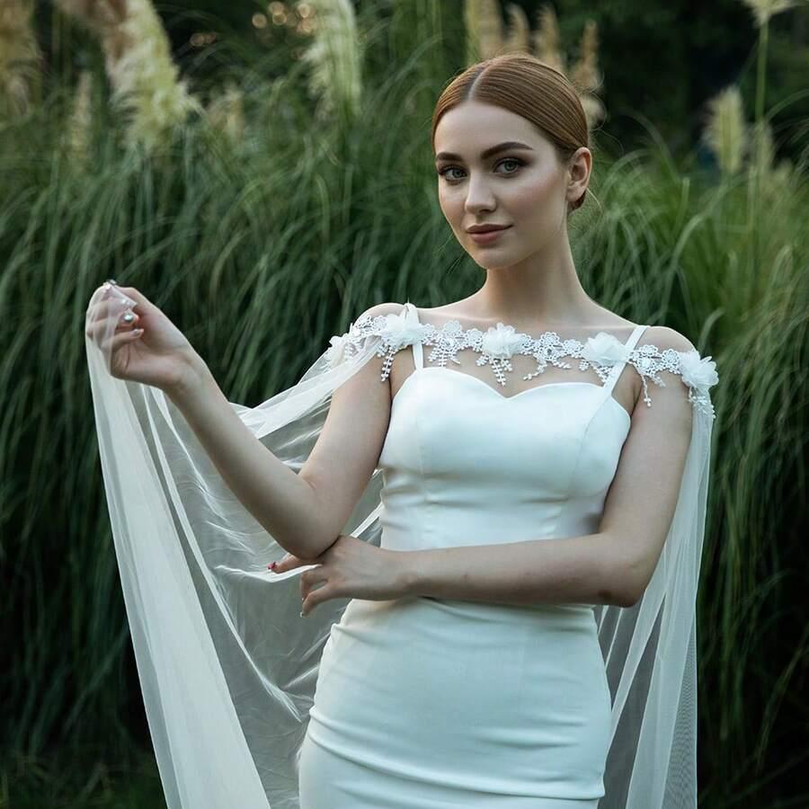biała peleryna zdobienie