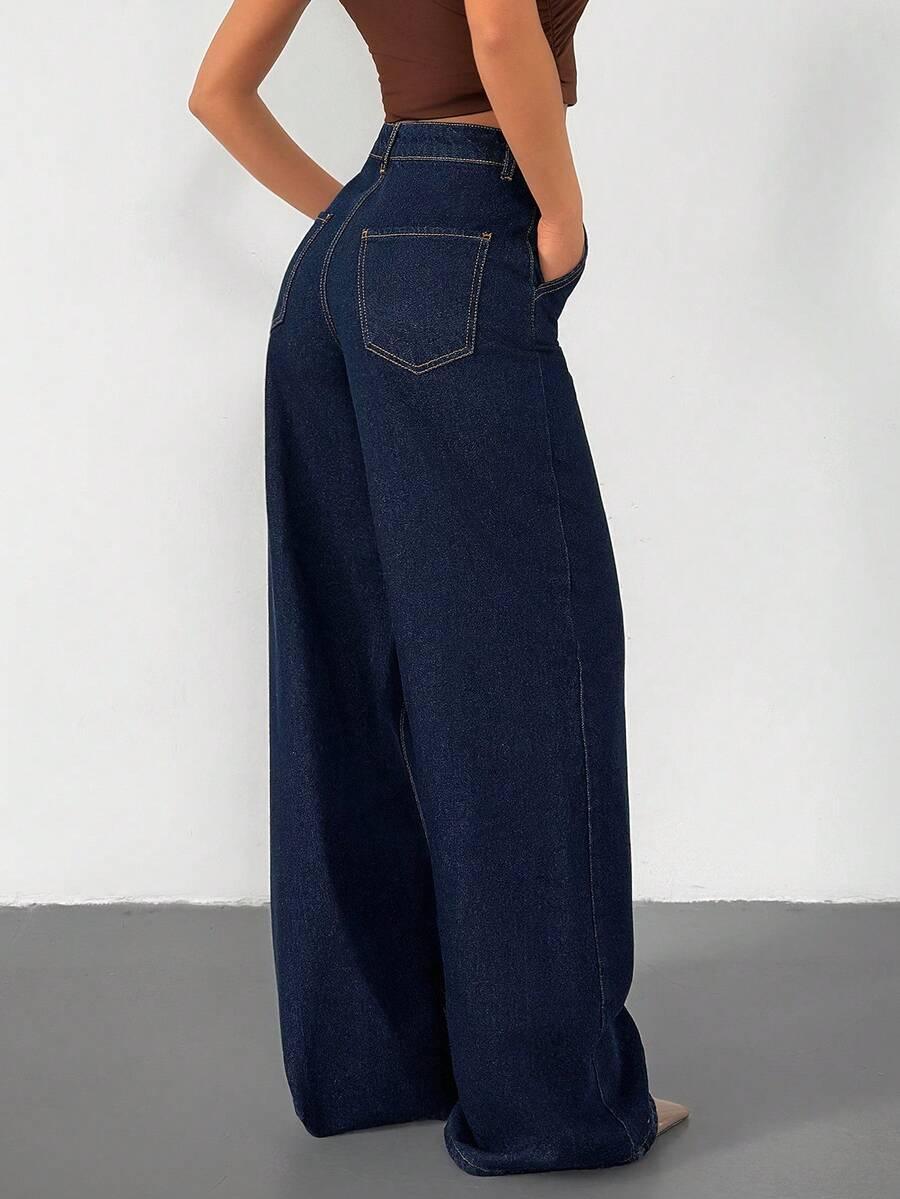 granatowe spodnie jeans