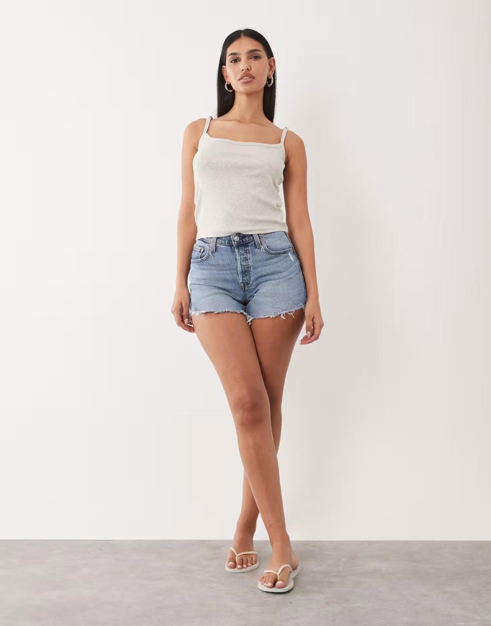 niebieskie krótkie spodenki jeans guziki
