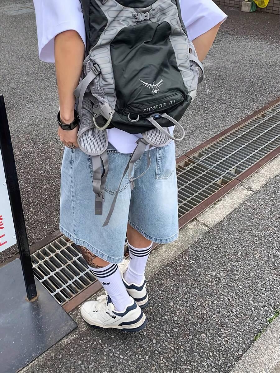niebieskie spodenki jeans