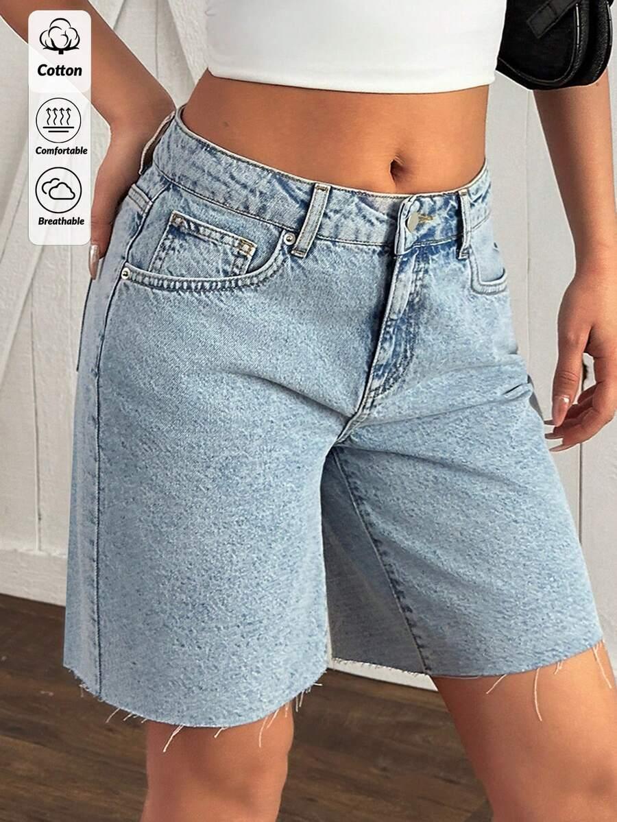 niebieskie spodenki jeans
