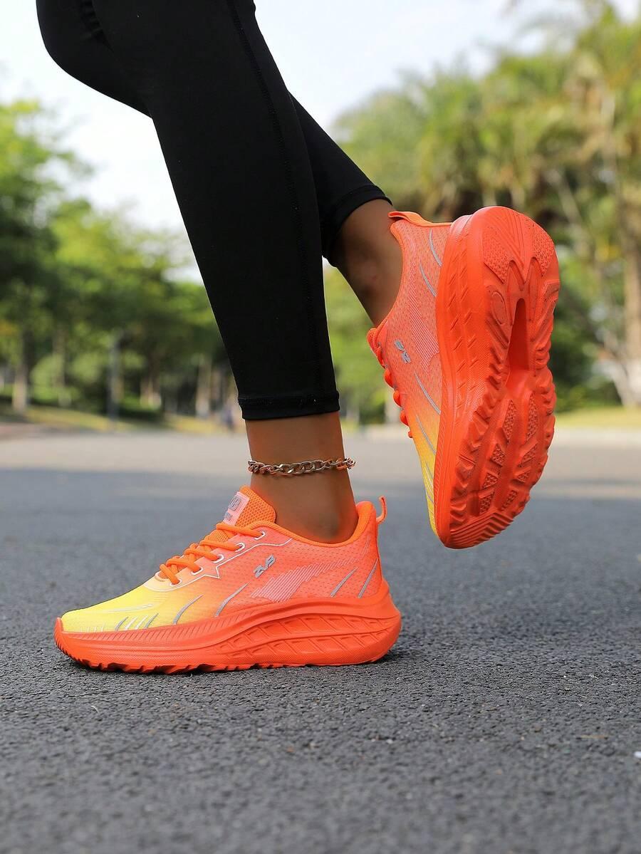 sznurowane buty sportowe