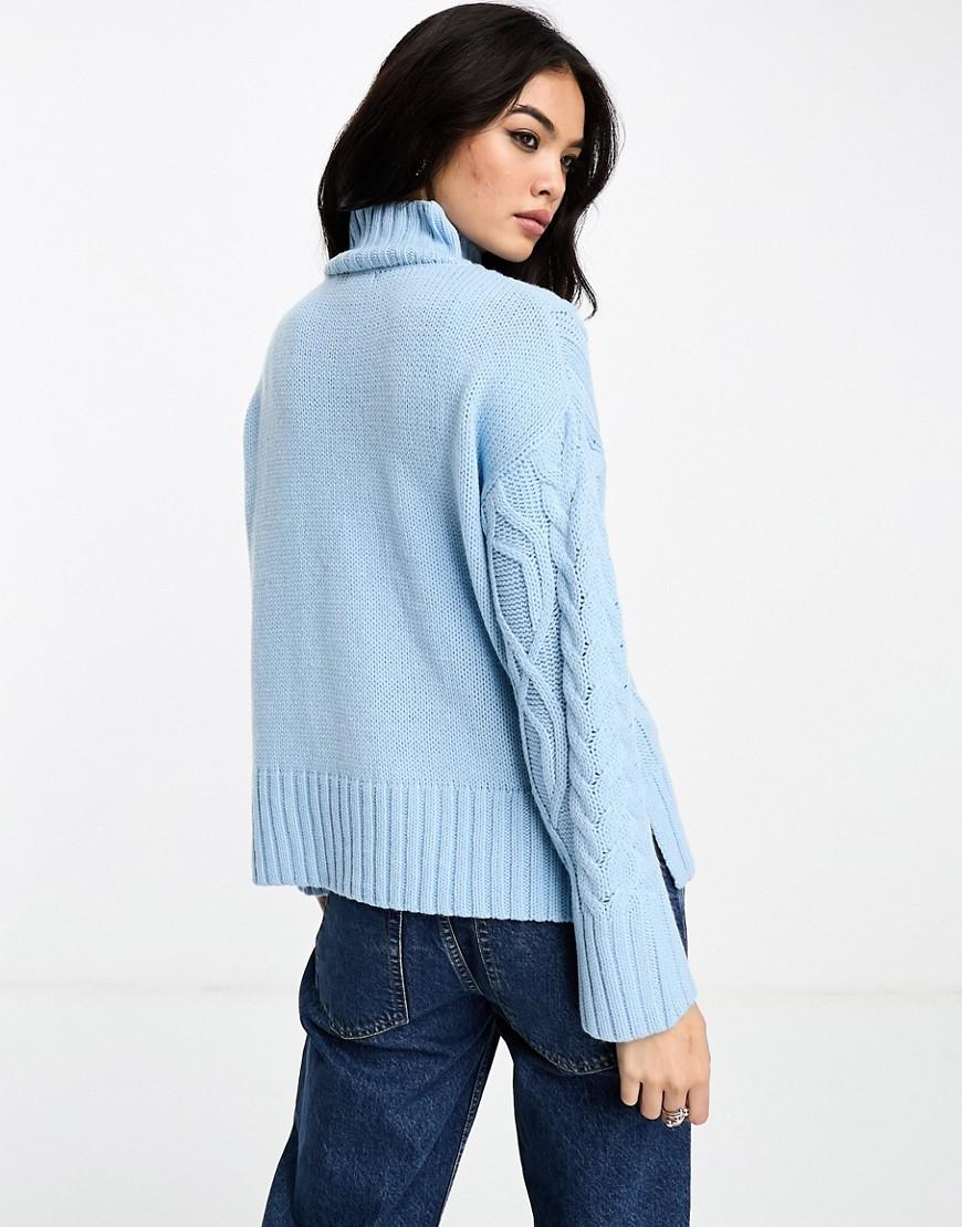 niebieski sweter golf tekstura casual