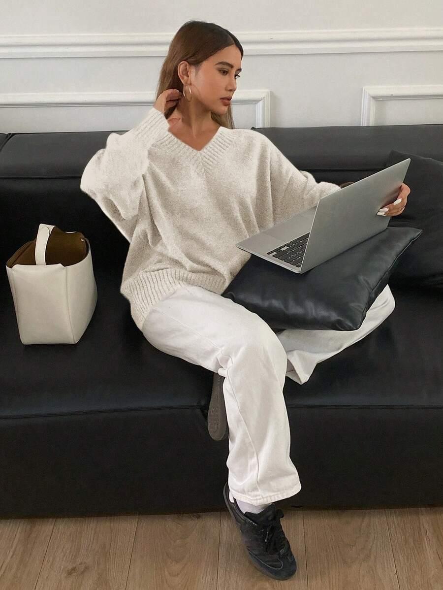 BEŻOWY SWETER V-NECK 