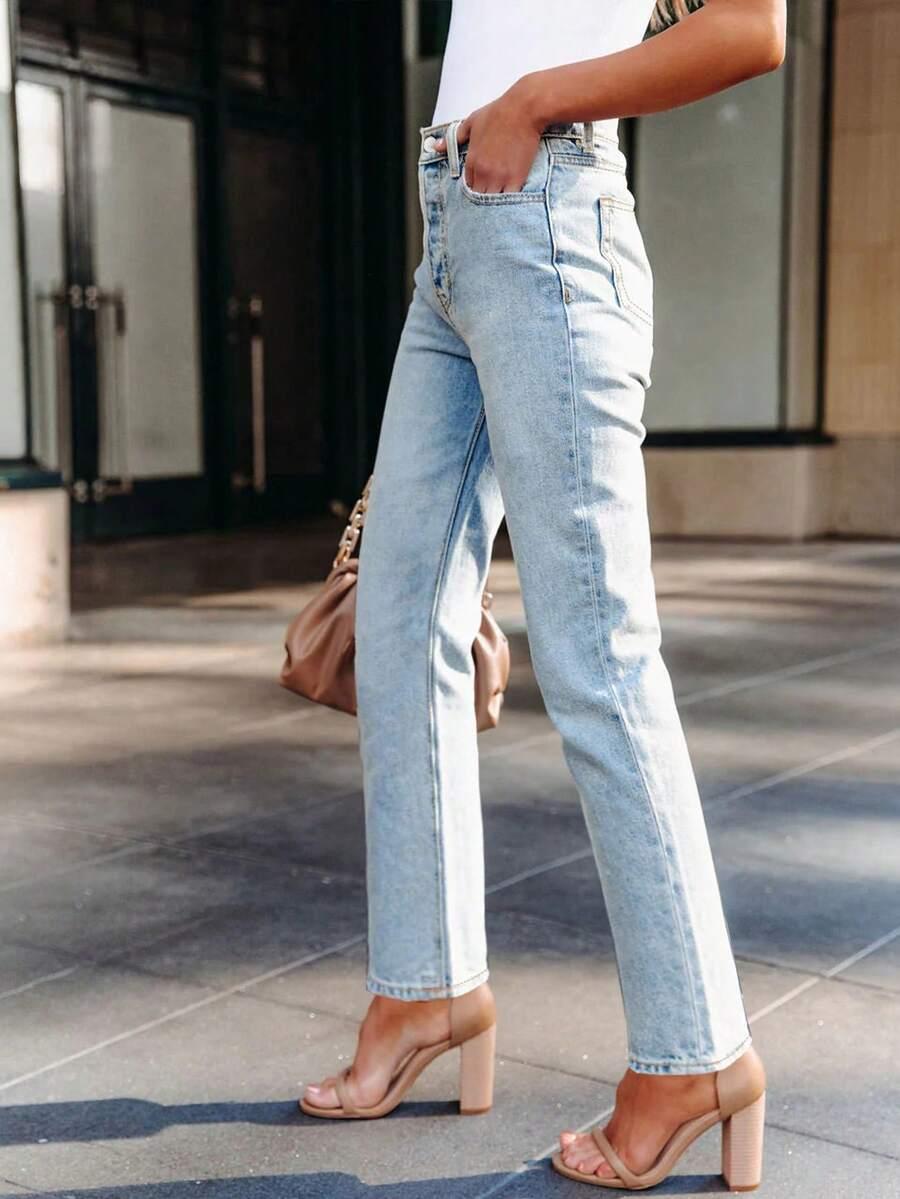 niebieskie spodnie jeans