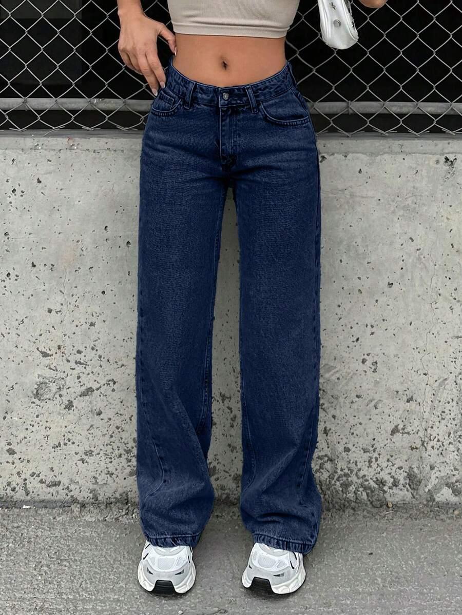 niebieskie spodnie jeans