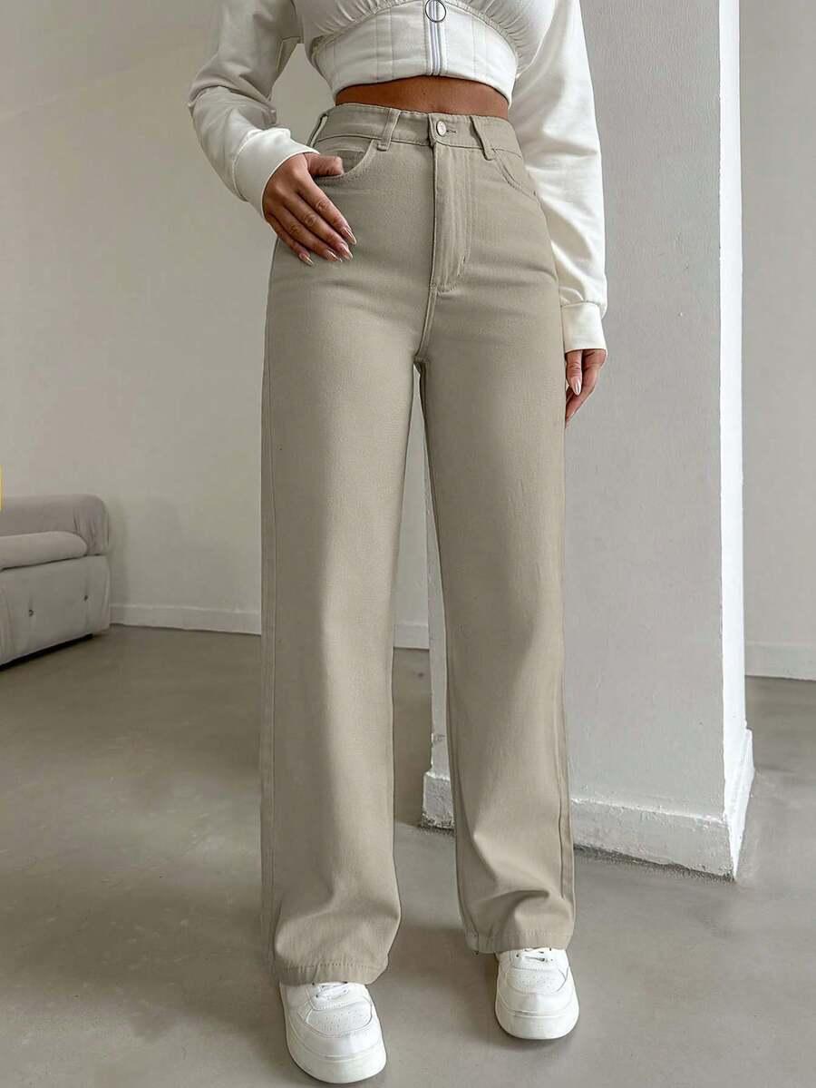 beżowe spodnie jeans