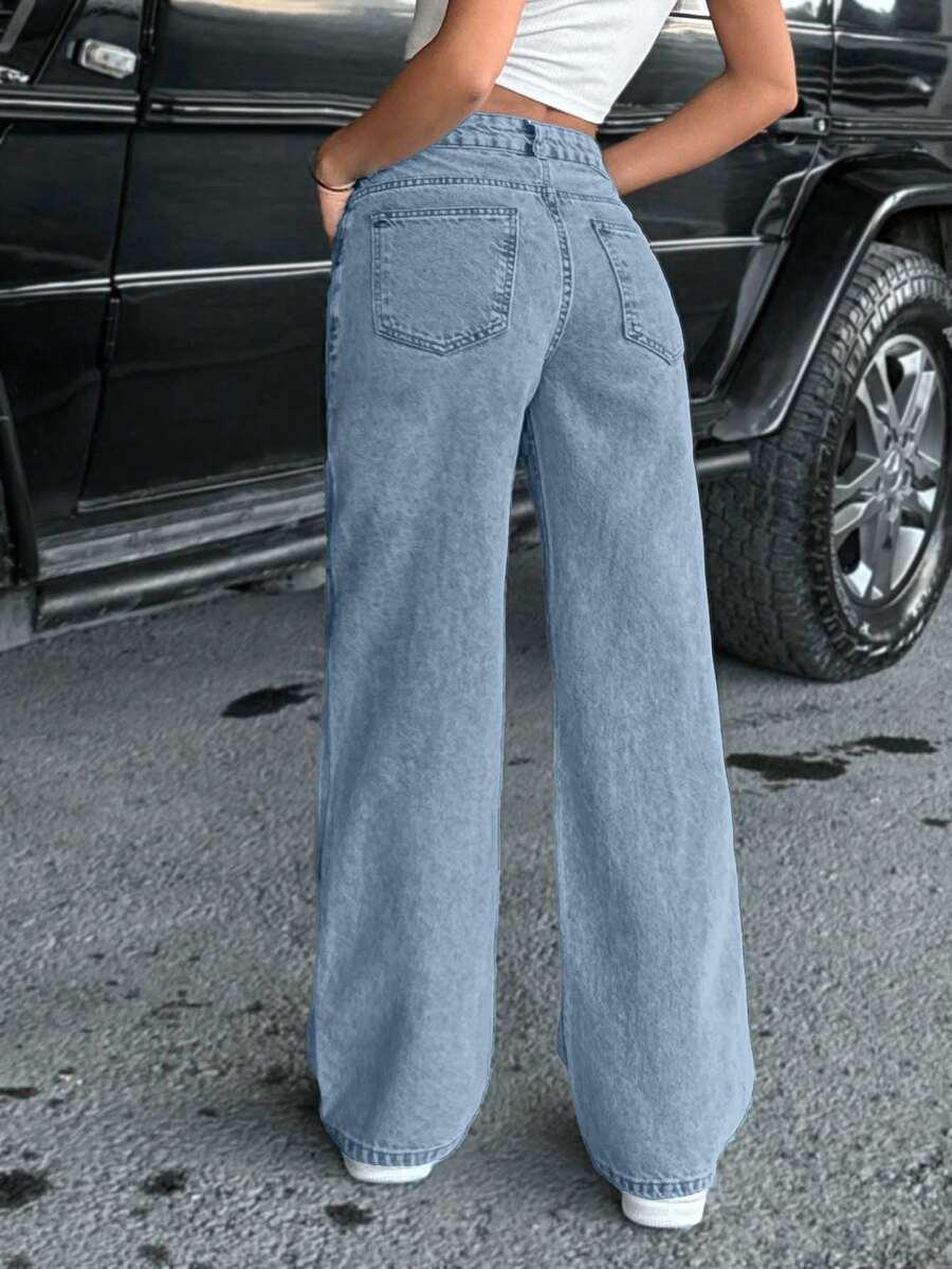 niebieskie spodnie jeansowe