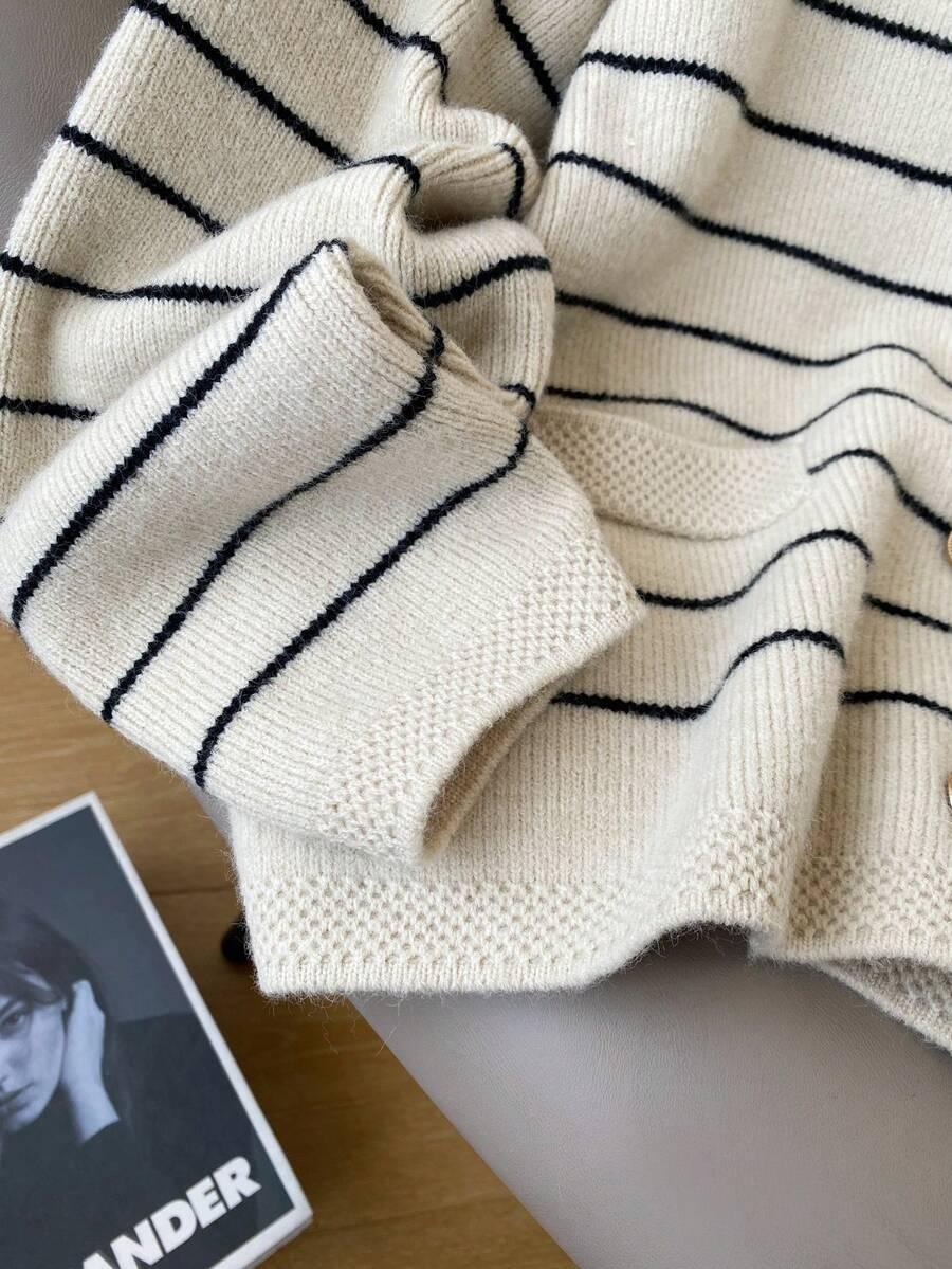sweter w paski guziki