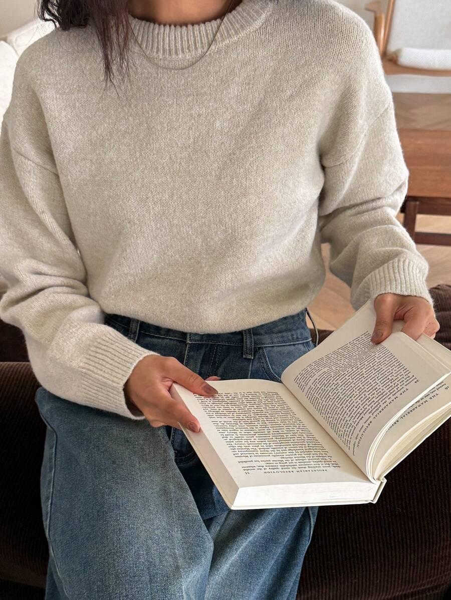 beżowy sweter okrągły dekolt