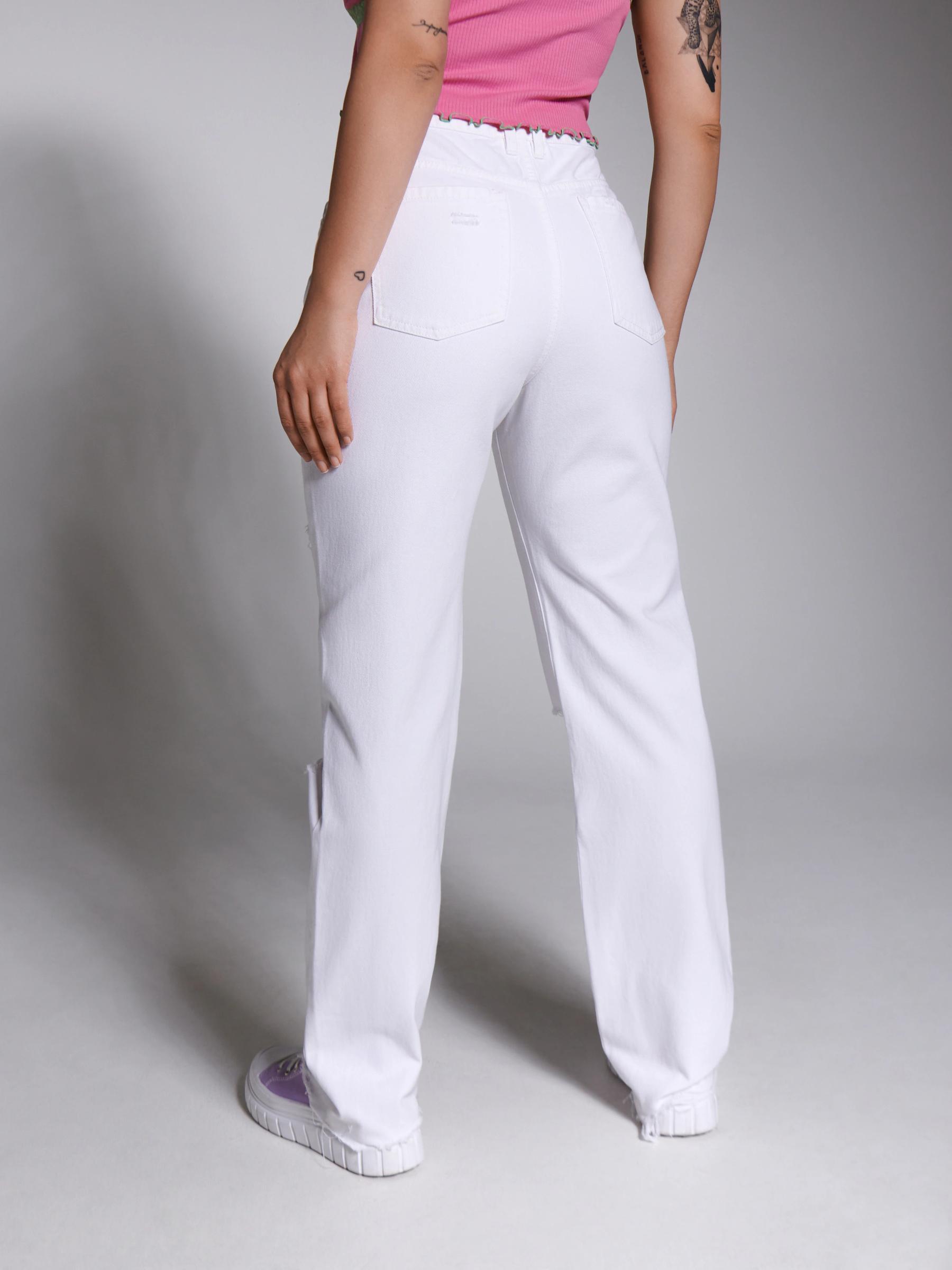 białe spodnie jeans przetarcia 