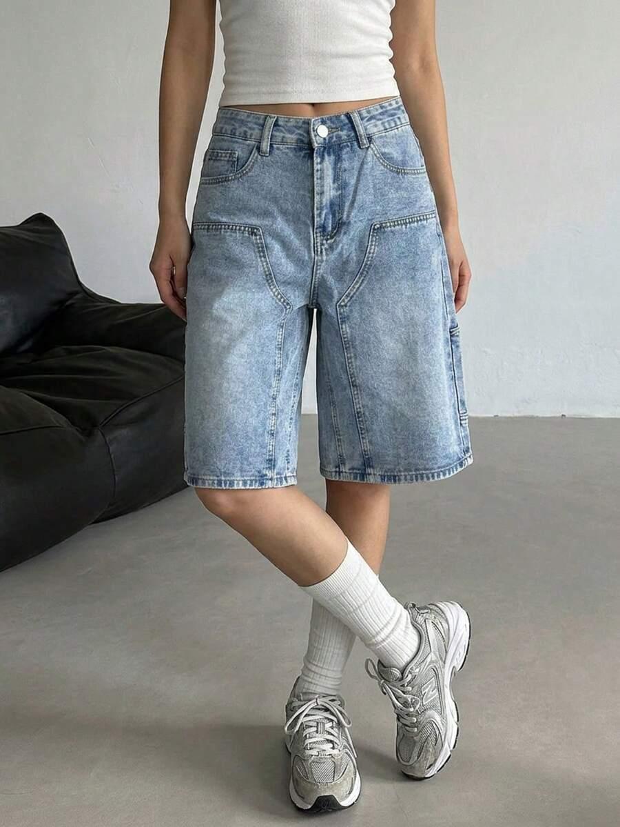 niebieskie spodenki jeans
