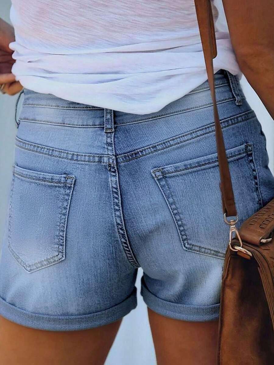 niebieskie krótkie spodenki jeans