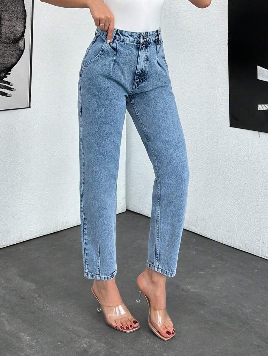 niebieskie spodnie jeans