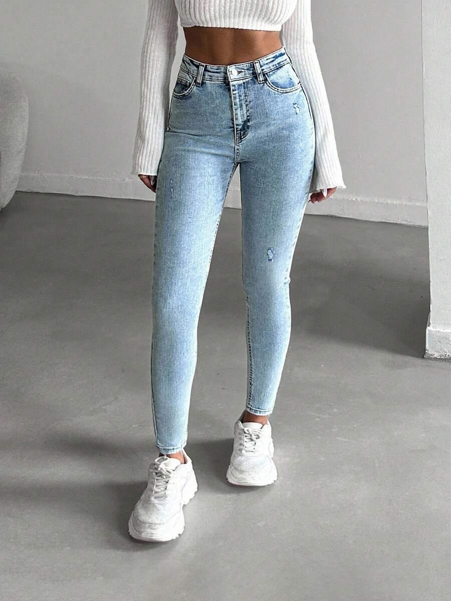 niebieskie spodnie jeans rurki