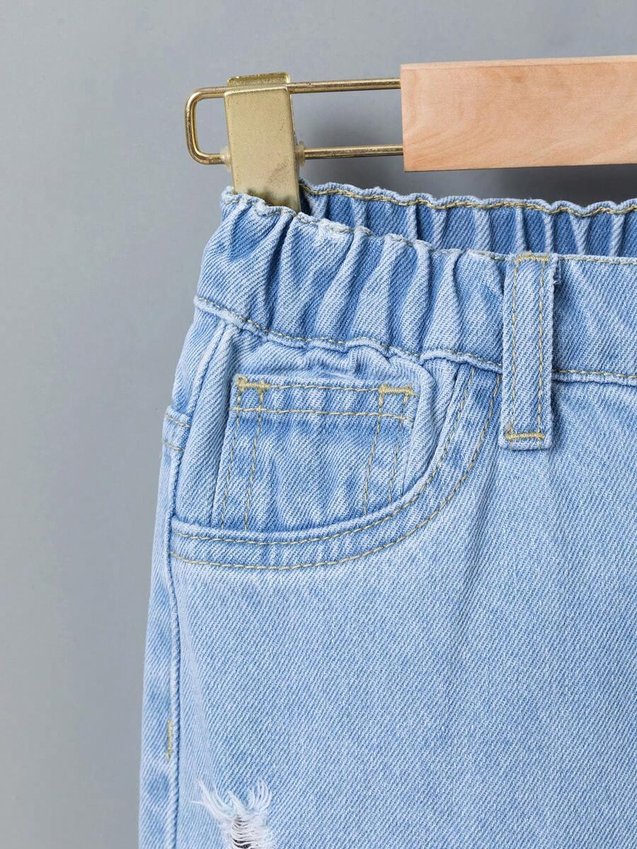 niebieskie spodenki jeans