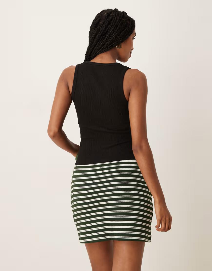 CZARNY TOP PRĄŻKI VNECK