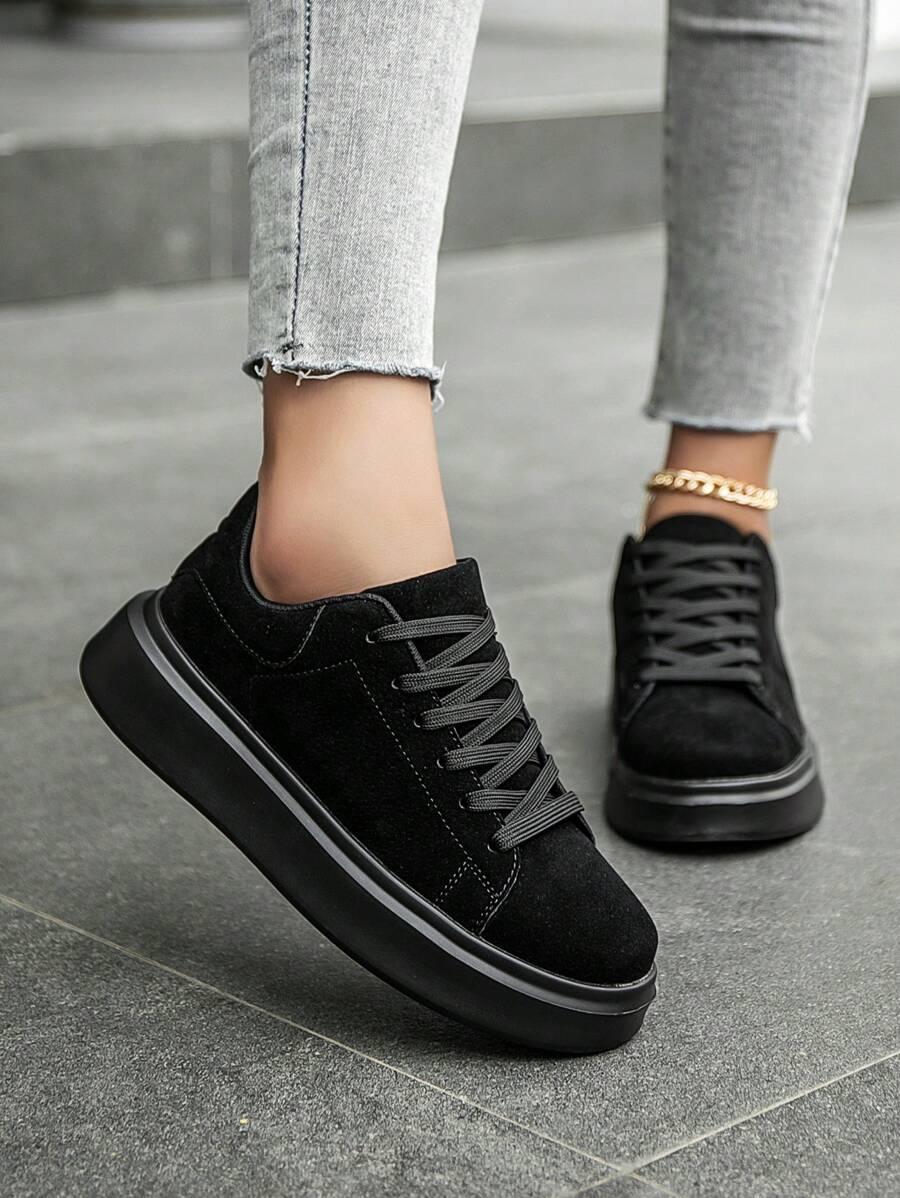 czarne sznurowane buty sportowe 