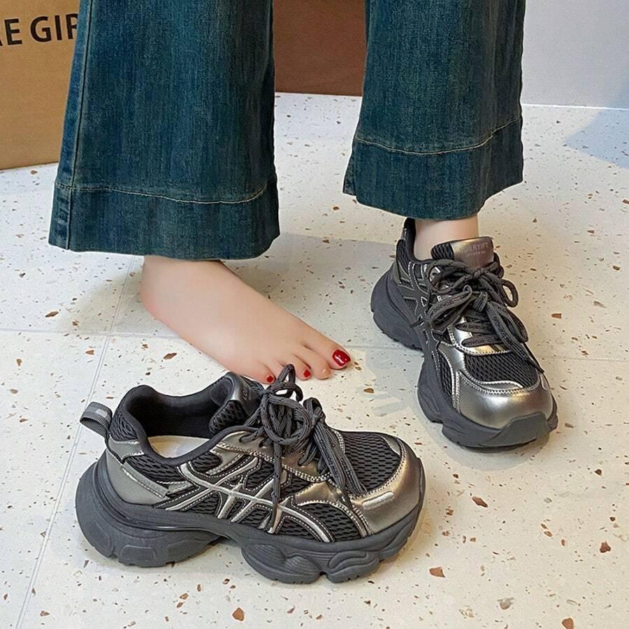 sznurowane buty sportowe