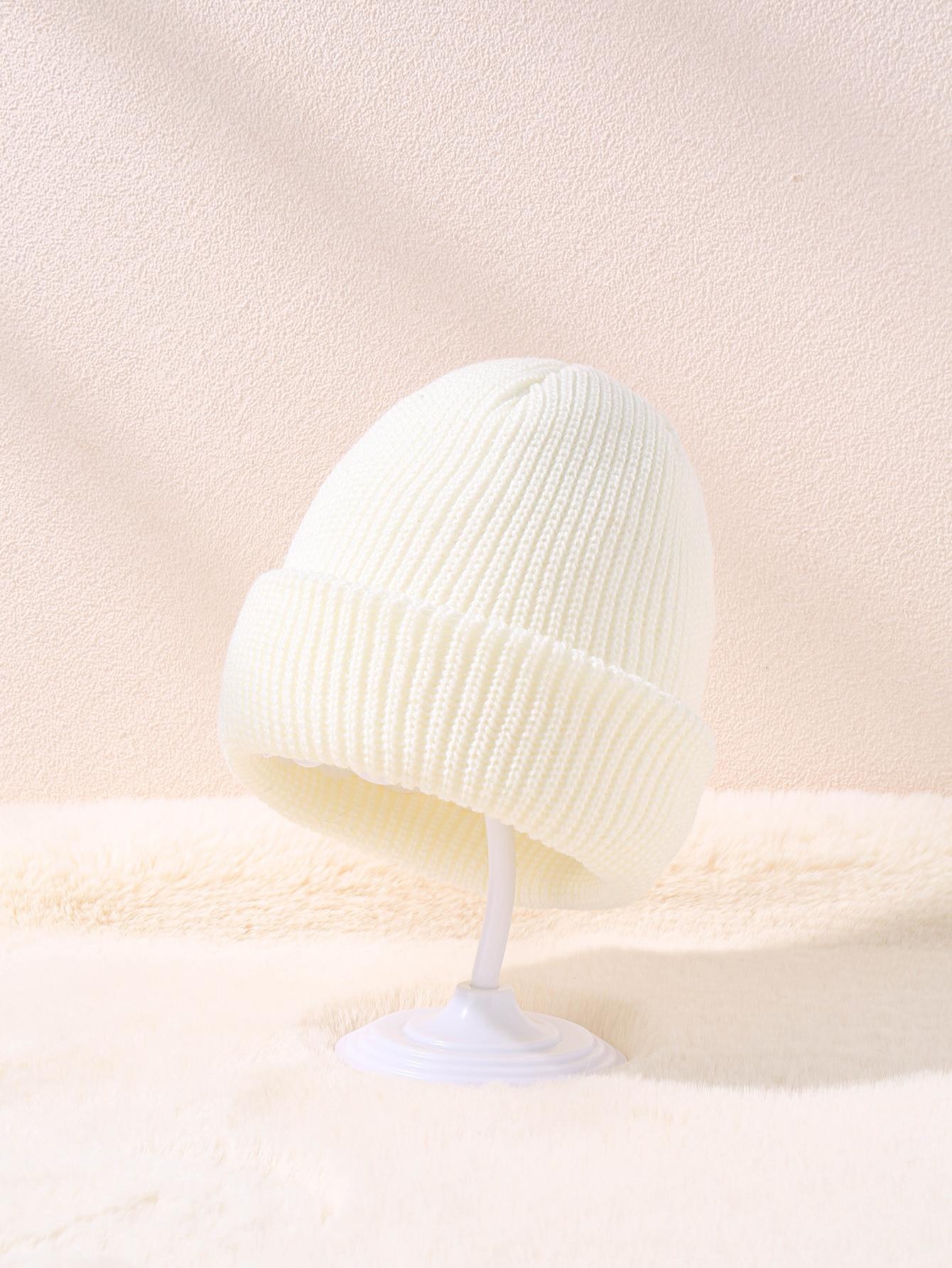 biała czapka beanie