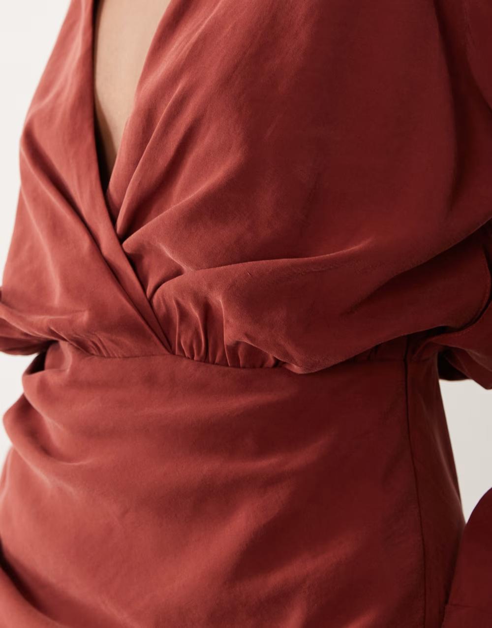 czerwona maxi sukienka długi rękaw v-neck
