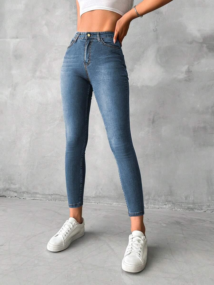 niebieskie spodnie jeans