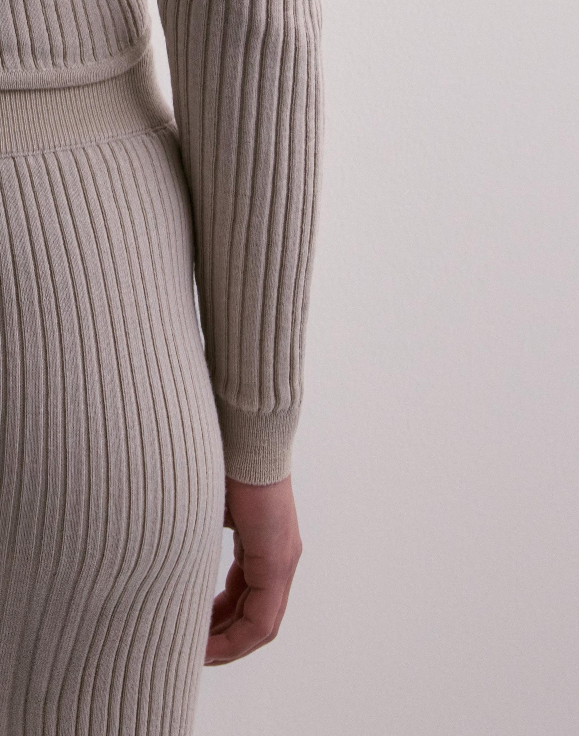 beżowy krótki sweter