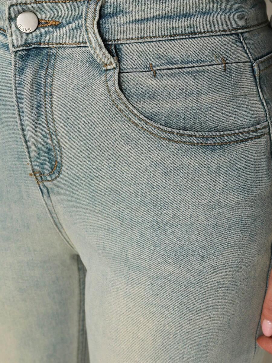 niebieskie spodnie jeans