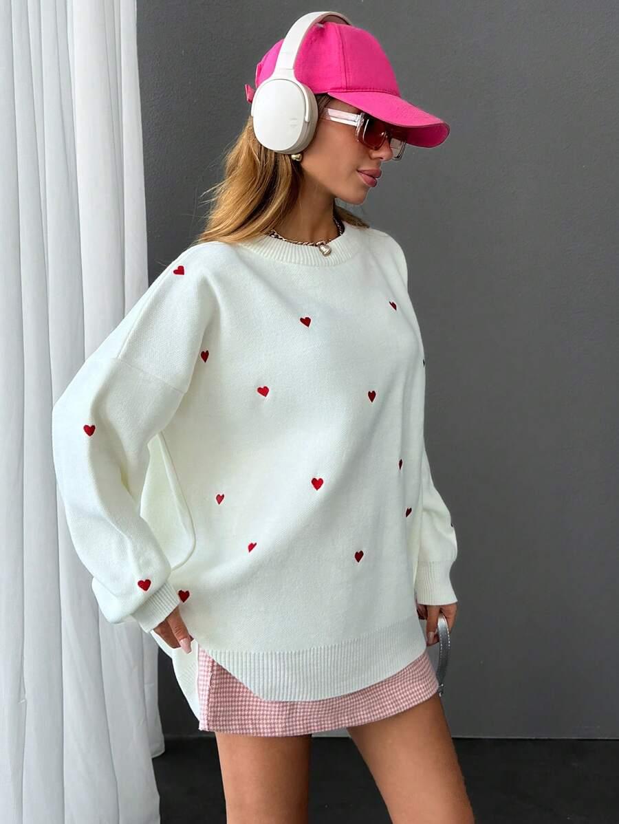 BIAŁY DZIANINOWY SWETER WZÓR SERCA 